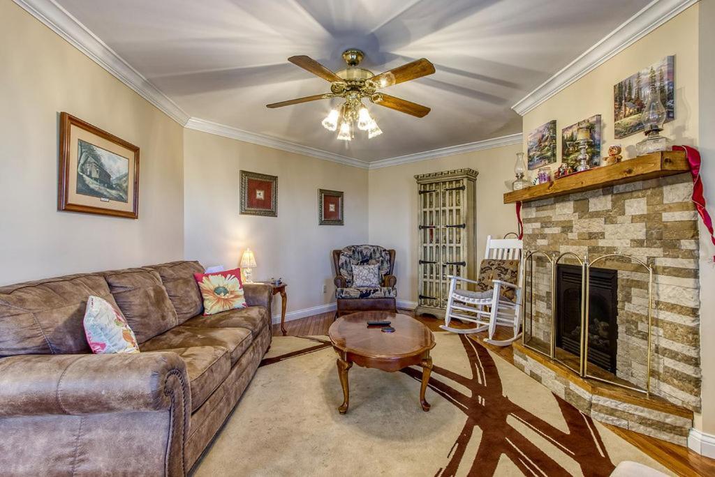 Ober Hideaway, Hot Tub, Wifi, 1089 Free Tickets Each Paid Day, Dollywood And More Gatlinburg Exterior photo